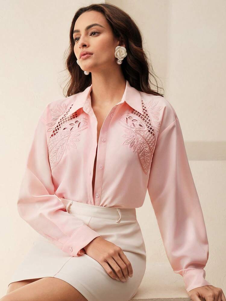 Locker geschnittenes Hemd in Unifarbe mit 3D-Blumenstickerei, Cut-Out, Drop-Shoulder