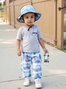 SHEIN 3er Set Lässiger süßer & lustiger Street Chic Basic Koreanischer Stil bequemer modischer Letterdruck Rundhals Kurzarm T-Shirt, Batik-Strick Hose und passender Batik Hut Set für Baby Jungen und -mädchen, geeignet für Outdoor, zuhause, Reisen, Urlaub, Geburtstags-Party, Taufe, 1. Geburtstagfeier, Abendparty, Aufführung, Hochzeit, Frühling/Sommer/Herbst - Blau-Weiß - Übersicht 1