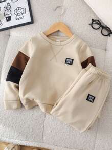 SHEIN 2pcs Kids Boys Casual Collegiate Comfortable Knit Sleeve Patchwork Crew Neck Sweatshirt And Pants Set, Suitable For Commuting, School, Daily Casual, Collegiate, Suitable For Birthday Party, Evening Party, Wedding, Baptism, School Opening Ceremony, Daily Wear, Travel, Sports, Autumn/Winter, Fleece, Thickened - Khaki - View 5