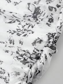 SHEIN Girlism 青少年女孩花卉印花网眼双层高弹性褶饰修身吊带背心休闲迷你连衣裙 - 黑與白 - 查看 4