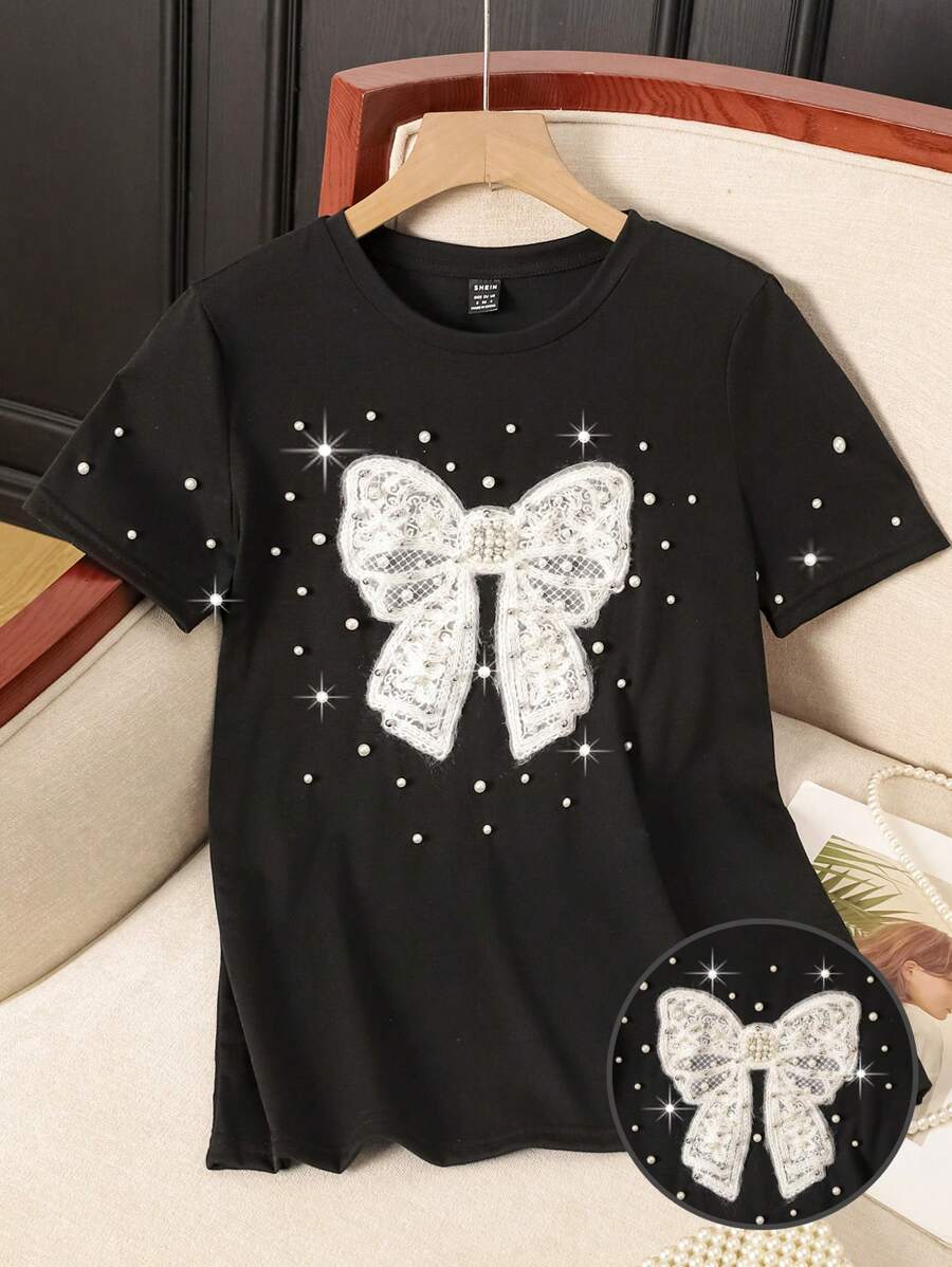 SHEIN EZwear Camiseta casual de manga corta y cuello redondo para mujer, adecuada para el verano, con bordado de lazo y accesorio de perla