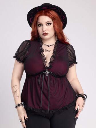 Goth Camisa de talla grande en color negro y rojo con contrastes, mangas abullonadas de malla, lazo y escote bajo