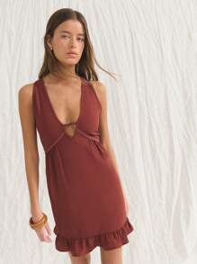 Nöista Vestido curto fluido com decote em V e bainha com babados. Leve e charmoso para passeios de verão, festas de São João ou looks de 4 de julho. Modelagem arejada e elegante.