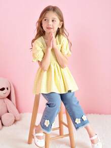 SHEIN Genkimix Kids 2 chiếc áo phông kẻ sọc vàng trắng dễ thương cho bé gái, kết hợp với quần jeans ống loe rách gấu màu xanh nhạt cổ điển có họa tiết hoa vàng 3D, vải mềm mại và thoải mái, trang phục phong cách đường phố - Nhiều màu - Xem 4