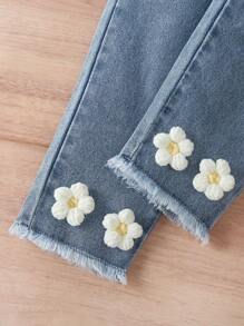 SHEIN Genkimix Kids 2 chiếc áo phông kẻ sọc vàng trắng dễ thương cho bé gái, kết hợp với quần jeans ống loe rách gấu màu xanh nhạt cổ điển có họa tiết hoa vàng 3D, vải mềm mại và thoải mái, trang phục phong cách đường phố - Nhiều màu - Xem 5