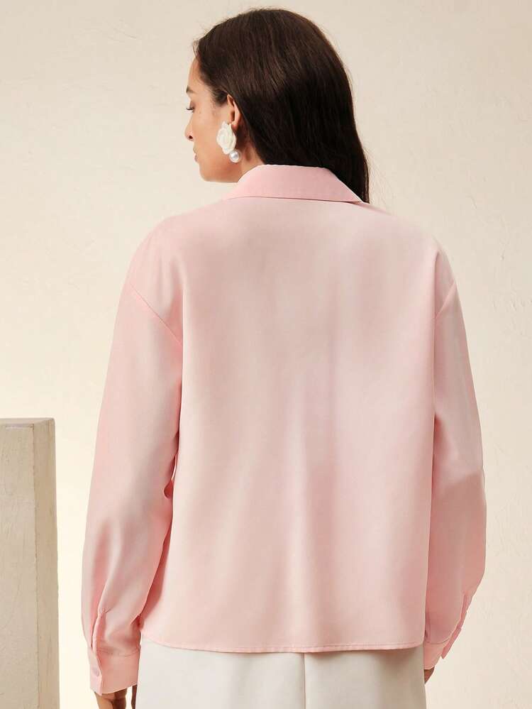 Locker geschnittenes Hemd in Unifarbe mit 3D-Blumenstickerei, Cut-Out, Drop-Shoulder