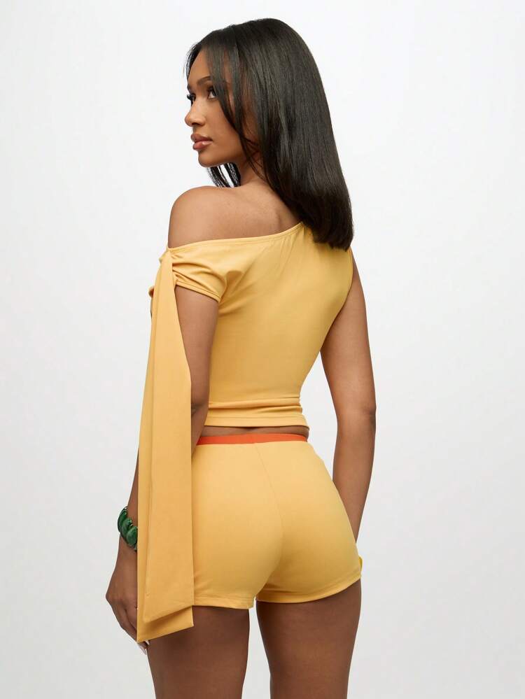 SUMWON WOMEN One Shoulder Graphic Print Retro Style Crop Top