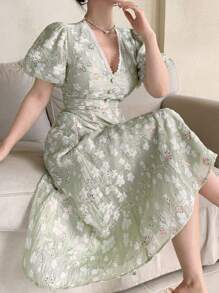 DAZY Vestido midi con estampado floral, cuello en V, mangas cortas abullonadas, botones de perla y textura para vacaciones para mujer