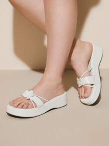 CUCCOO CURVES Plus Size Women's White Flower Decorated Thick Sole Slide Sandals - White - View 4