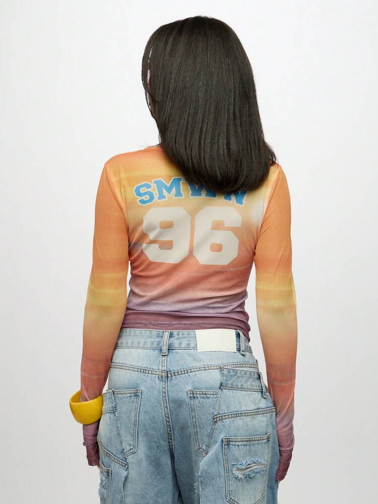 SUMWON メッシュ長袖クロップトップ バーシティーナンバー Y2Kファッション スリムフィット サンセットグラデーショントップ
