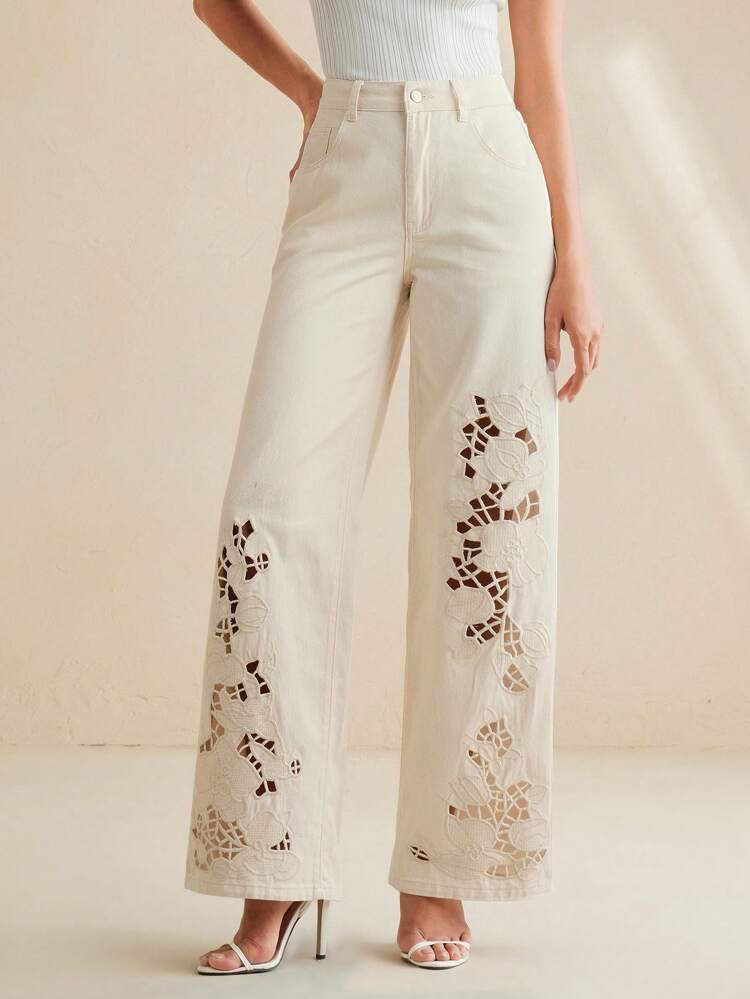 Calça Denim Reta Branca com Bordado Elegante de Renda Vazada, Adequada para o Dia dos Namorados, Dia da Mulher, Dia das Mães