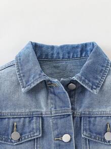 Sparklyn Denimly Girls 时尚、舒适、百搭的户外学院风夹克，带有刺绣星星、花朵、彩虹和独角兽图案，翻领，长袖水洗牛仔外套 - 中等水洗藍 - 查看 5