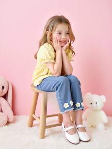 SHEIN Genkimix Kids 2 chiếc áo phông kẻ sọc vàng trắng dễ thương cho bé gái, kết hợp với quần jeans ống loe rách gấu màu xanh nhạt cổ điển có họa tiết hoa vàng 3D, vải mềm mại và thoải mái, trang phục phong cách đường phố - Nhiều màu - Xem 3
