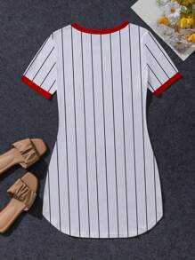 Rochie sport cu elemente digitale, cu dungi americane, în contrast cu culorile