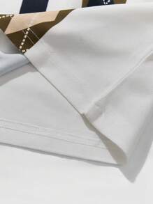 Manfinity Homme 1 pieza Camisa polo de manga corta con patrón geométrico para hombre. El diseño geométrico llamativo presenta franjas diagonales alternadas en colores marrón, azul marino y crema a través del área del pecho, creando un aspecto visualmente atractivo y sofisticado. El cuello es de color marrón. Esta camisa polo casual-a-empresarial popular e madura es perfecta para el uso diario y una excelente opción de regalo para novios, esposos y parejas.