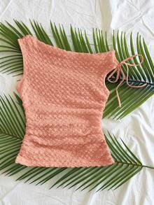 Soleia 女士杏色针织泡泡纹理面料不对称肩部系带修身上衣，适合派对、约会、城市街头、公路旅行、夏季海滩度假等场合。夏季上衣 女士针织衫 女士夏季上衣 女士针织背心 针织衫 针织背心 夏季针织衫 女士针织上衣 钩针编织上衣 - 珊瑚粉 - 查看 3