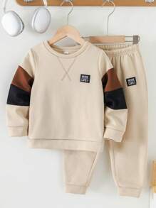 SHEIN 2pcs Kids Boys Casual Collegiate Comfortable Knit Sleeve Patchwork Crew Neck Sweatshirt And Pants Set, Suitable For Commuting, School, Daily Casual, Collegiate, Suitable For Birthday Party, Evening Party, Wedding, Baptism, School Opening Ceremony, Daily Wear, Travel, Sports, Autumn/Winter, Fleece, Thickened - Khaki - View 4