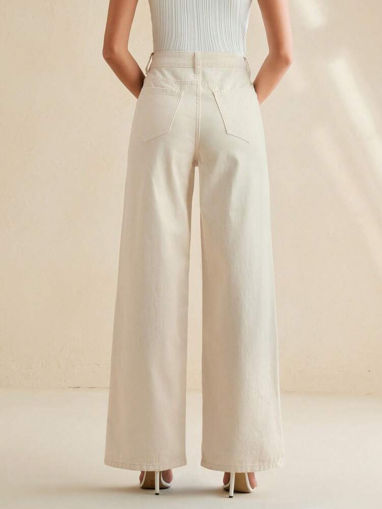 Calça Denim Reta Branca com Bordado Elegante de Renda Vazada, Adequada para o Dia dos Namorados, Dia da Mulher, Dia das Mães