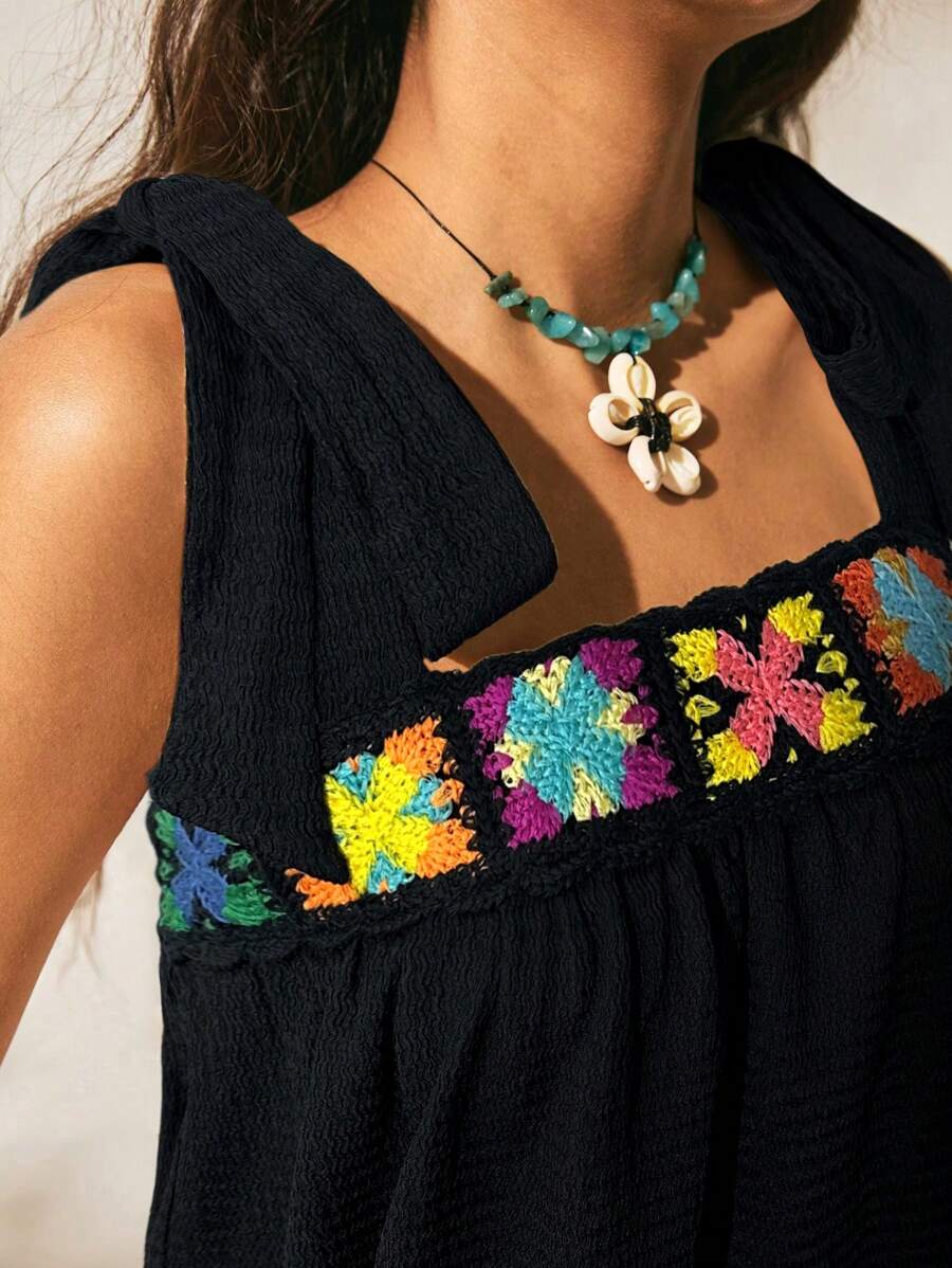 Easelle 2025 Neuankömmling Sommer Damen Boho-Stil Urlaub, handgefertigtes gehäkeltes Blumen-Dekor mit farbblockdetail und Fransen, Damen Crop Top mit Bändern in Normallänge - Schwarz - Übersicht 1