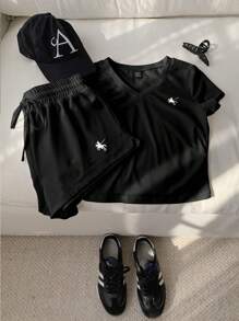 Elamini 2件套V领刺绣马匹T恤和抽绳短裤套装