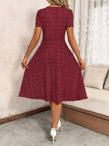 SHEIN Clasi Gaun Kasual Ukuran Besar untuk Liburan dengan Motif Hati dan Leher V - Burgundy - View 2