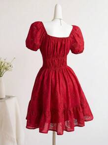 SHEIN Clasi Vestido mini elegante y dulce de estilo francés con cuello cuadrado, mangas abullonadas, volantes calados, tela similar al lino, cintura ajustada y silueta favorecedora, perfecto para vacaciones de verano de moda - Rojo - Ver 2