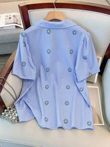 SHEIN LUNE Áo sơ mi kẻ sọc hoa giản dị mùa hè cỡ lớn cho nữ - Màu xanh lam - Xem 2