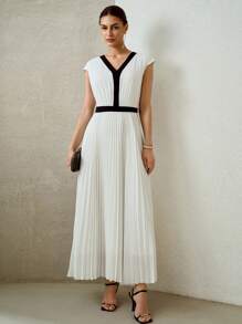 MOTF PREMIUM COLORBLOCK V-NECK CUTOUT BACK BATWING SLEEVE PLEATED HEM LONG DRESS - Black and White - View 5