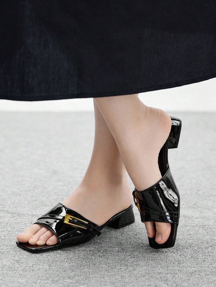 CUCCOO BIZCHIC 女性向けファッショナブルでチャーミングなメタルデコレーションバックルブラックエナメルレザースクエアトウチャンキーヒールミュールスリッパ