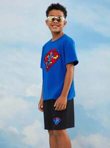 SUPERMAN X SHEIN 青少年男童夏季休闲卡通英雄徽标印花短袖 T 恤和抽绳腰短裤套装 - 彩色 - 查看 4