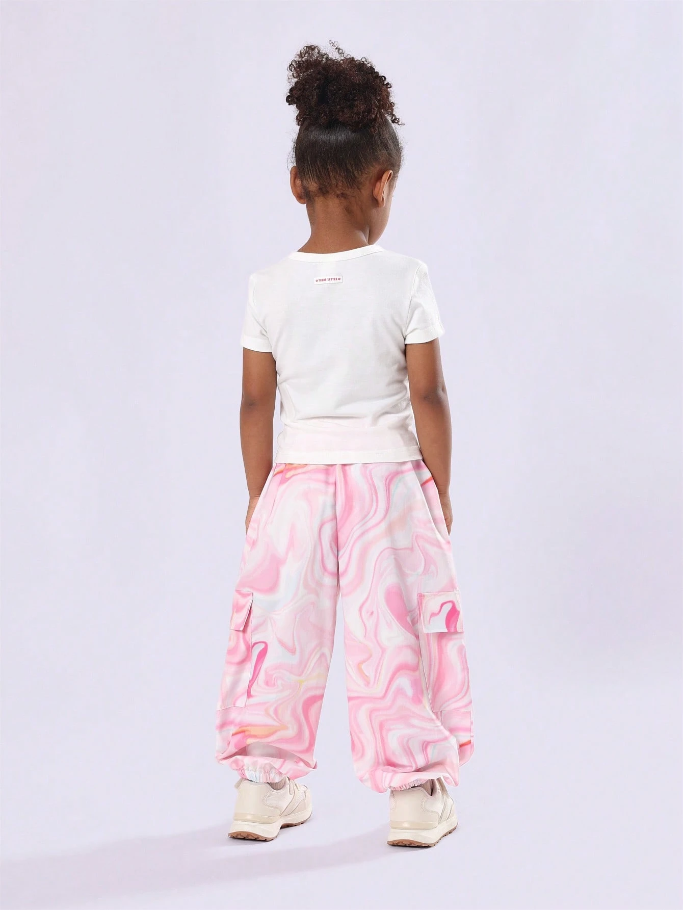 Ensemble t-shirt papillon et pantalon cargo imprimé marbre