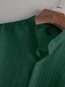 Manfinity Homme 2 件男士休闲纯色纹理短袖衬衫和抽绳腰宽松直筒裤套装，男士两件套服装，男士服装男士绿色两件套男士两件套服装绿色衬衫和裤子套装男士夏季两件套服装男士休闲两件套服装，舒适服装 - 墨綠色 - 查看 3