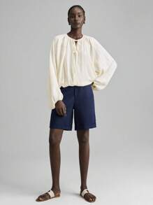 Ontre Áo thun nữ giáo viên thiết kế mới 2025 Ngày Độc lập, mặc thường ngày tại sân bay, chất liệu vải lanh thoải mái, cổ tròn, tay dài, thiết kế thắt nút, thắt eo, bo thun, dáng rộng, mặc hàng ngày, xuân/hè - Màu be - Xem 5