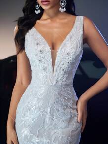 Glamrae 优雅奢华刺绣蕾丝贴花撞色网眼性感深垂领鱼尾裙，带拖尾，适合婚礼活动、所有正式场合、新娘礼服 - 白色 - 查看 2