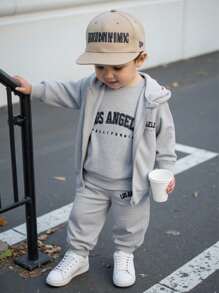 SHEIN 3 Stücke Baby Jungen Mode Coole Grau Weste, Sweatshirt und Hose Set, Buchstaben Muster Dekor, vielseitig für drinnen und Outdoor tragbar Baby Jungen Trainingsanzug, Baby Jungen Streetwear, Baby Jungen Hoodie Set, Baby Jungen Streetwear Herbst Winter - Grau - Übersicht 1