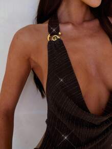 Aloruh Vestido ajustado de tela brillante con cuello profundo drapeado, espalda descubierta, decoración metálica y silueta de cola de pez, color marrón - Marrón - Ver 6