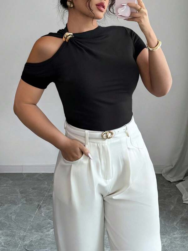 SHEIN Camiseta de moda de manga corta con decoración hueca de metal para señoras de talla grande en verano
