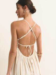 Nöista 条纹连衣长裙，胸部褶饰，系带细节。轻盈梭织面料，肩带可调节，是海滩度假、圣约翰郊游或美国独立日休闲装扮的理想之选。