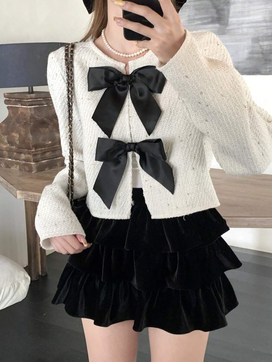 SHEIN 少女白色长袖外套，秋季款，光泽亮丽，优雅百搭，适合通勤、假日派对等场合，撞色蝴蝶结装饰，粗花呢外套，黑色蝴蝶结细节，适合秋冬季节穿着。