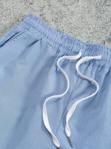 Manfinity EMRG 2 pièces/Set Chemise à manches courtes et short imprimés de rayures et de lettres pour hommes, décontracté, mode, tenue de rue, style preppy, chemise à boutons col, idéal pour un cadeau de petit ami, chemises de rue pour hommes, t-shirts vintage pour hommes. Ensemble court rayé bleu pour hommes, 2 pièces, ensemble d'été pour hommes, ensemble assorti pour hommes, ensemble court décontracté pour hommes, 2 pièces, un excellent cadeau pour votre petit ami - Bleu et Blanc - Voir 4