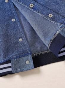 Denimly 男童时尚舒适百搭学院风棒球服星星印花+刺绣字母水洗蓝色缝线牛仔卫衣夹克 - 中等水洗藍 - 查看 6