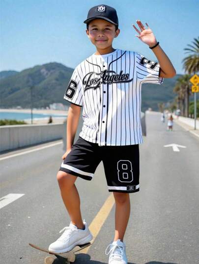 2 件套青少年男孩休闲运动字母和数字印花条纹衬衫和短裤套装，适合上学、日常、户外活动、夏季