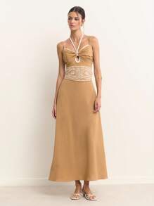 Nöista 这款夏装采用温暖的米色，修身剪裁，前部扭褶设计凸显胸部曲线，并以白色吊带连接。您可以取下精致的刺绣腰带，白色腰带增添 - 棕色 - 查看 3