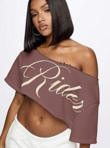 SUMWON WOMEN Camiseta corta con hombros descubiertos, desgastada, de bordes crudos, con estampado gráfico de letras, para uso casual y moda urbana, de talla grande y largo cropped