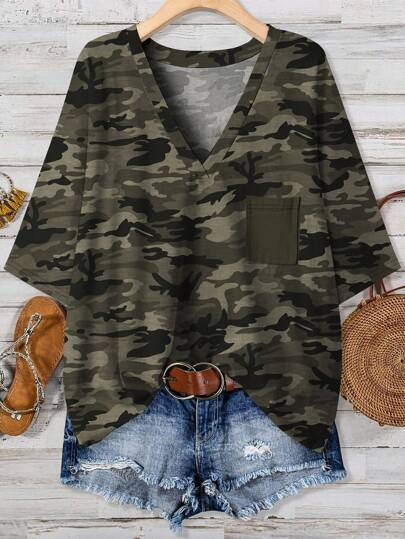 EMERY ROSE เสื้อยืดคอวี แขนสั้น ขนาดใหญ่ แบบหลวม ลวดลายพรางแบบวินเทจขั้นพื้นฐาน เหมาะสำหรับฤดูร้อน พร้อมกระเป๋า