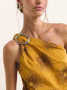 Nöista 单肩露脐上衣，饰有醒目的太阳印花和银色圆环细节。轻盈的面料使其成为圣约翰岛派对、假日或7月4日庆祝活动的完美之选，也是夏季外出活动的理想选择。 - 黃色 - 查看 3