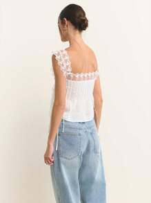 Nöista Romantyczny koronkowy top z falbankami na rękawach z siateczki w kwiaty. Lekka mieszanka bawełny, idealna na letnie stylizacje, na Święto Świętego Jana lub na co dzień na 4 lipca. Idealny wybór na urocze letnie bluzki.