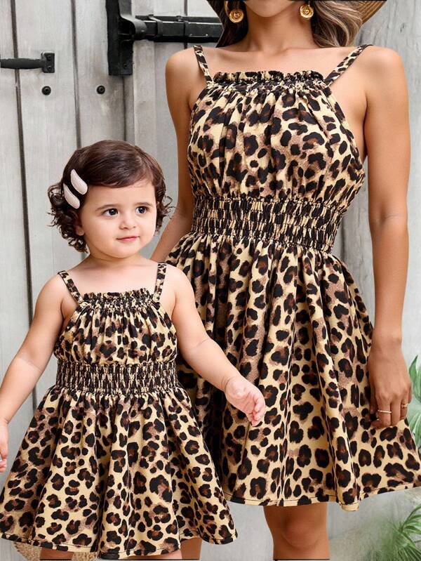 SHEIN Vestido sin mangas con estampado de leopardo lindo de vacaciones para bebés niñas, conjunto a juego madre e hija (2 piezas se venden por separado)