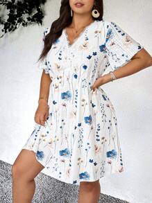 SHEIN Frenchy Vestido maxi de flores para vacaciones para mujer de talla grande con cuello en V, encaje, parches, textura, calado, estampado floral, vestido amplio, nueva llegada primavera/verano, uso diario y de oficina, estampado floral, tela de punto, elástico y alta tolerancia