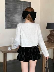 SHEIN 少女白色长袖外套，秋季款，光泽亮丽，优雅百搭，适合通勤、假日派对等场合，撞色蝴蝶结装饰，粗花呢外套，黑色蝴蝶结细节，适合秋冬季节穿着。